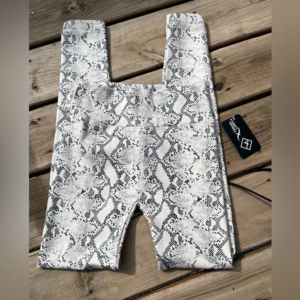 NWT Zenana Fleece Lined Snake Print Leggings S/M - Picture 5 of 10